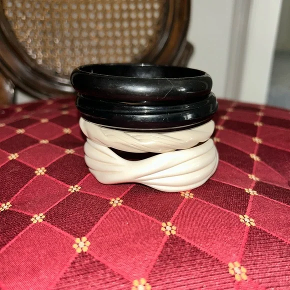 Vintage bracelet bundle  - black and cream colored - Picture 3 of 9